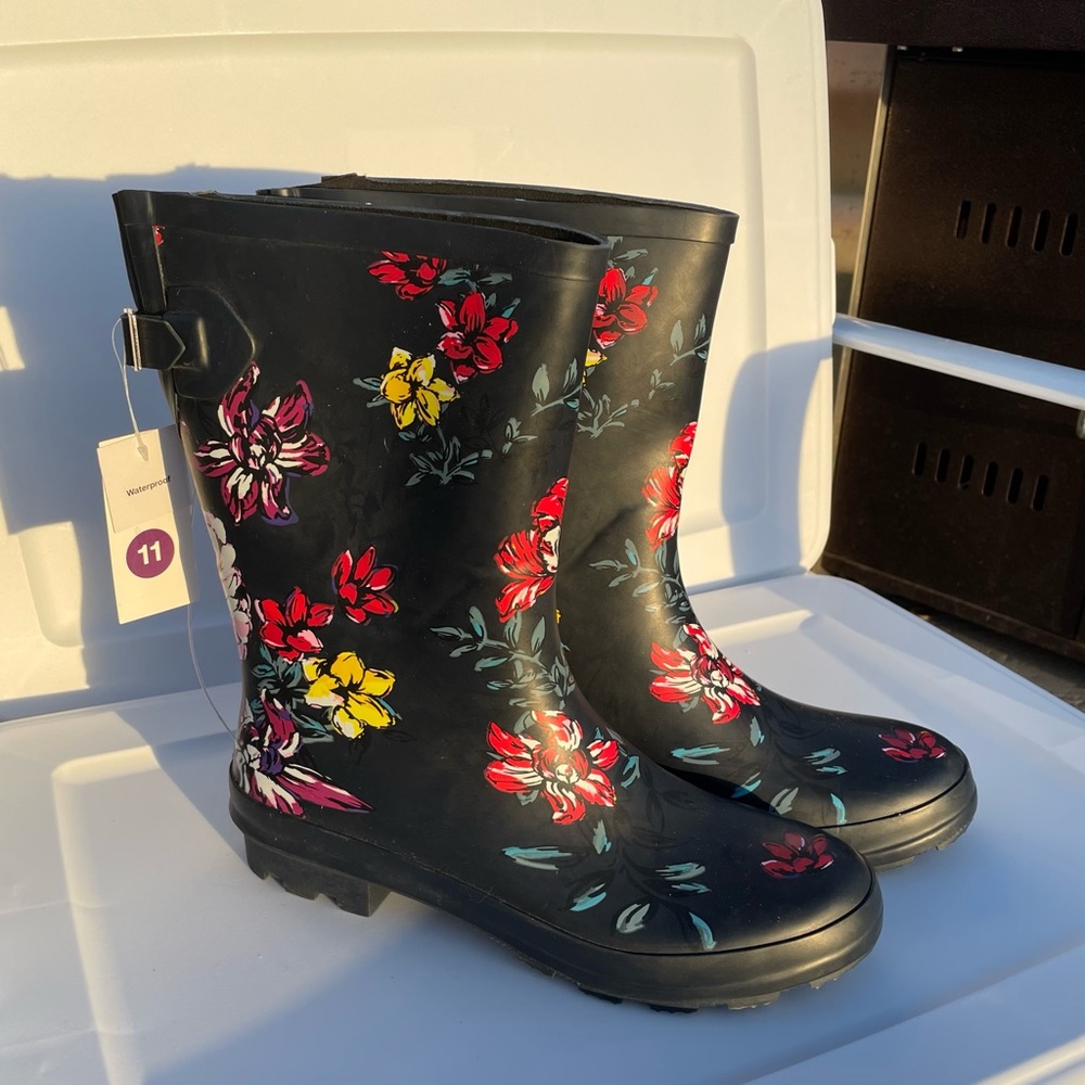 Universal thread rain boots black floral NWT waterproof rubber tall garden boot